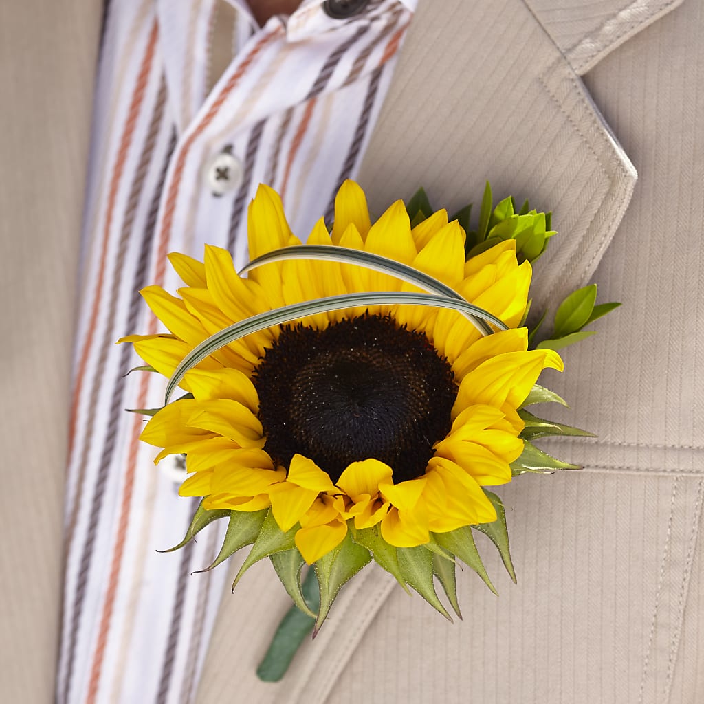 Free Spirit Boutonniere – Bruce Philp Florist, Windsor ON